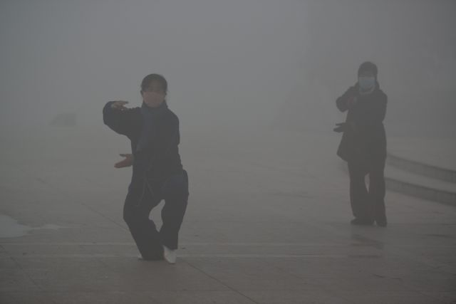 H Κίνα πνίγεται στο νέφος, αλλά η ζωή κάπως συνεχίζεται