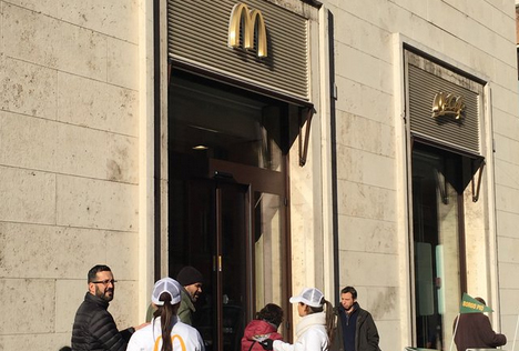 «Eat, pray, lovin’ it»: Η γνωστή αλυσίδα φαστ φουντ τώρα και στο Βατικανό