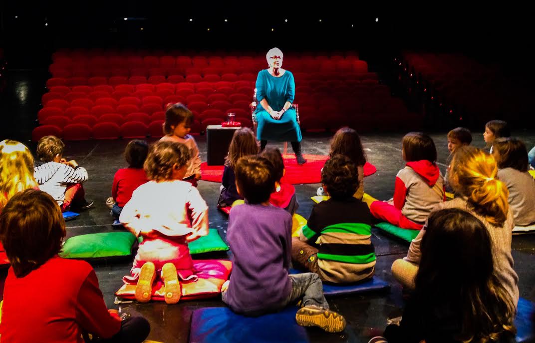 H Ξένια Καλογεροπούλου αφηγείται παραμύθια στο Θέατρο Πόρτα
