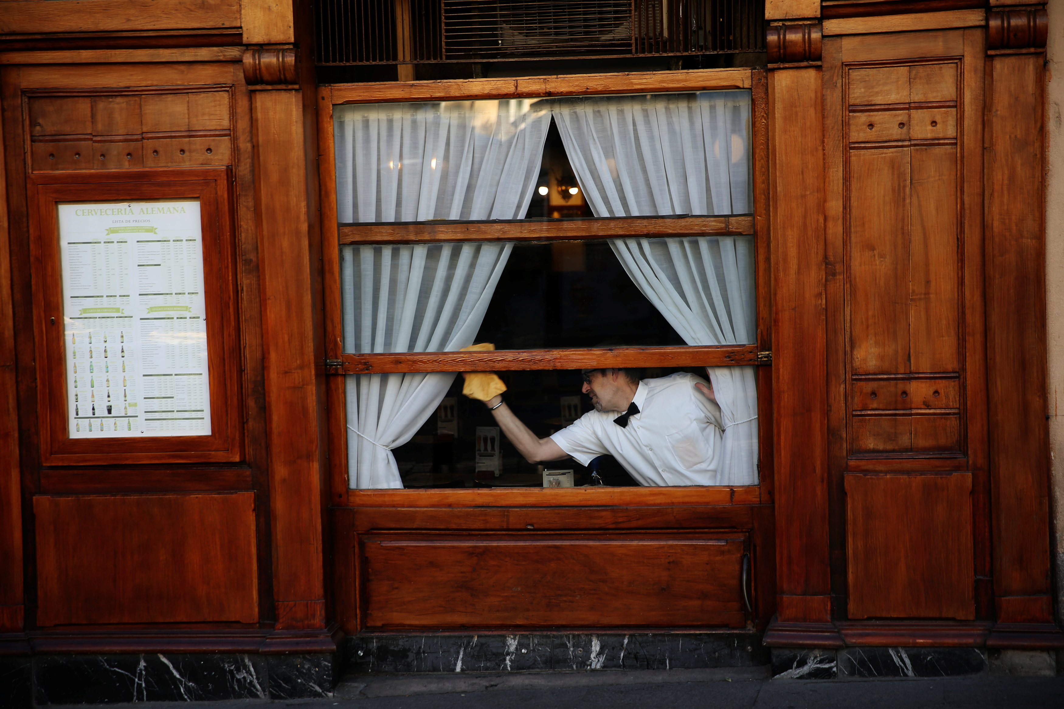 Eστιατόριο στη Μαδρίτη δίνει κάθε βράδυ δωρεάν δείπνο σε άστεγους