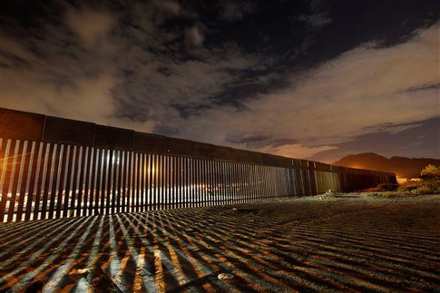 Πρόταση στον Τραμπ να χτίσουν κρατούμενοι το φράχτη στο Μεξικό