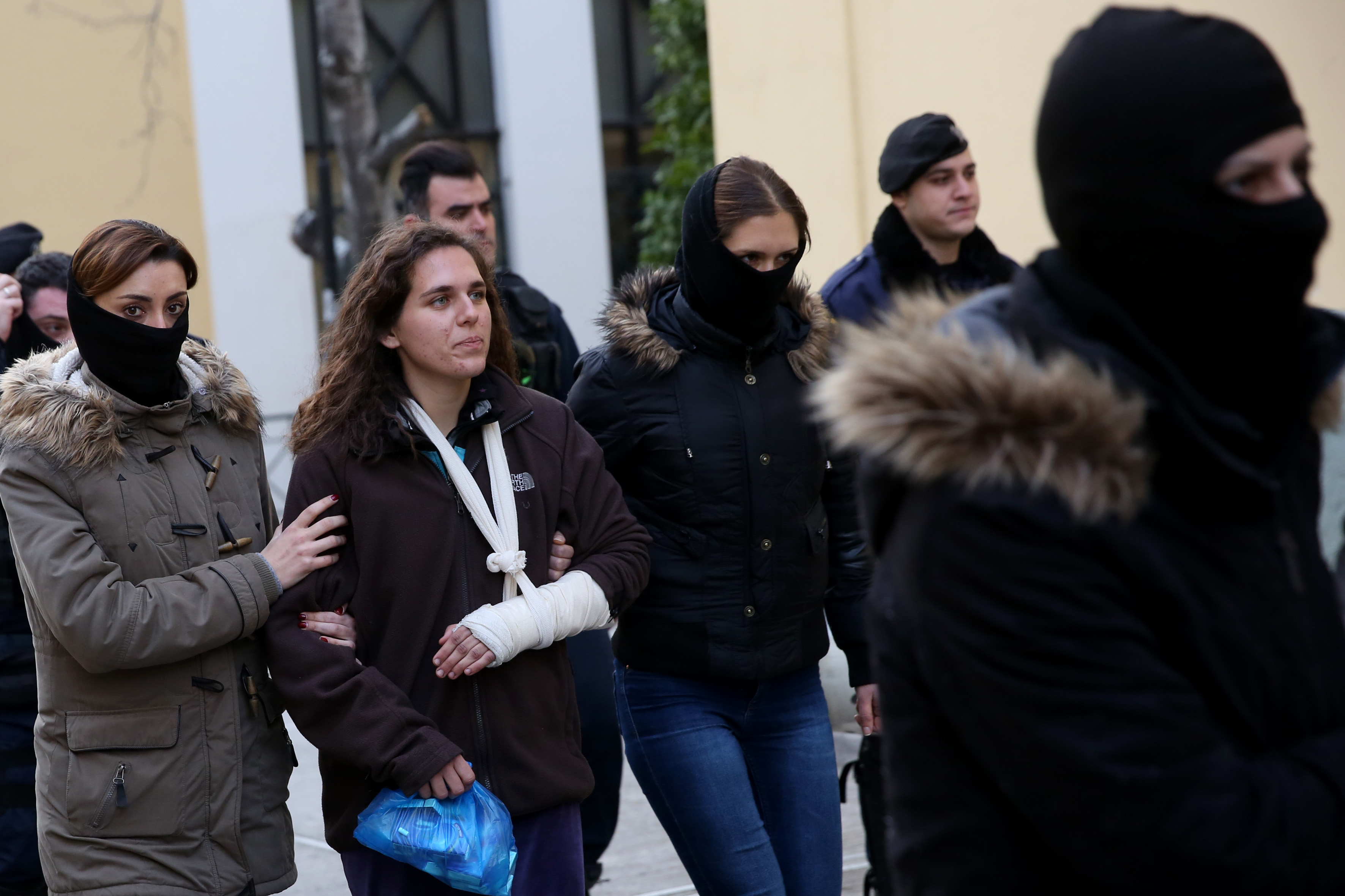 Σε ένοπλη ρήξη με το κράτος καλεί η Κων.Αθανασοπούλου