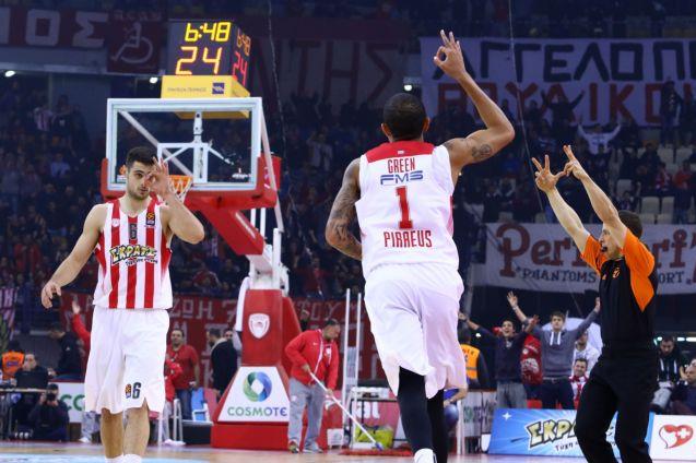 Γιορτινή νίκη του Ολυμπιακού με τα… Φώτα του Ιωάννη