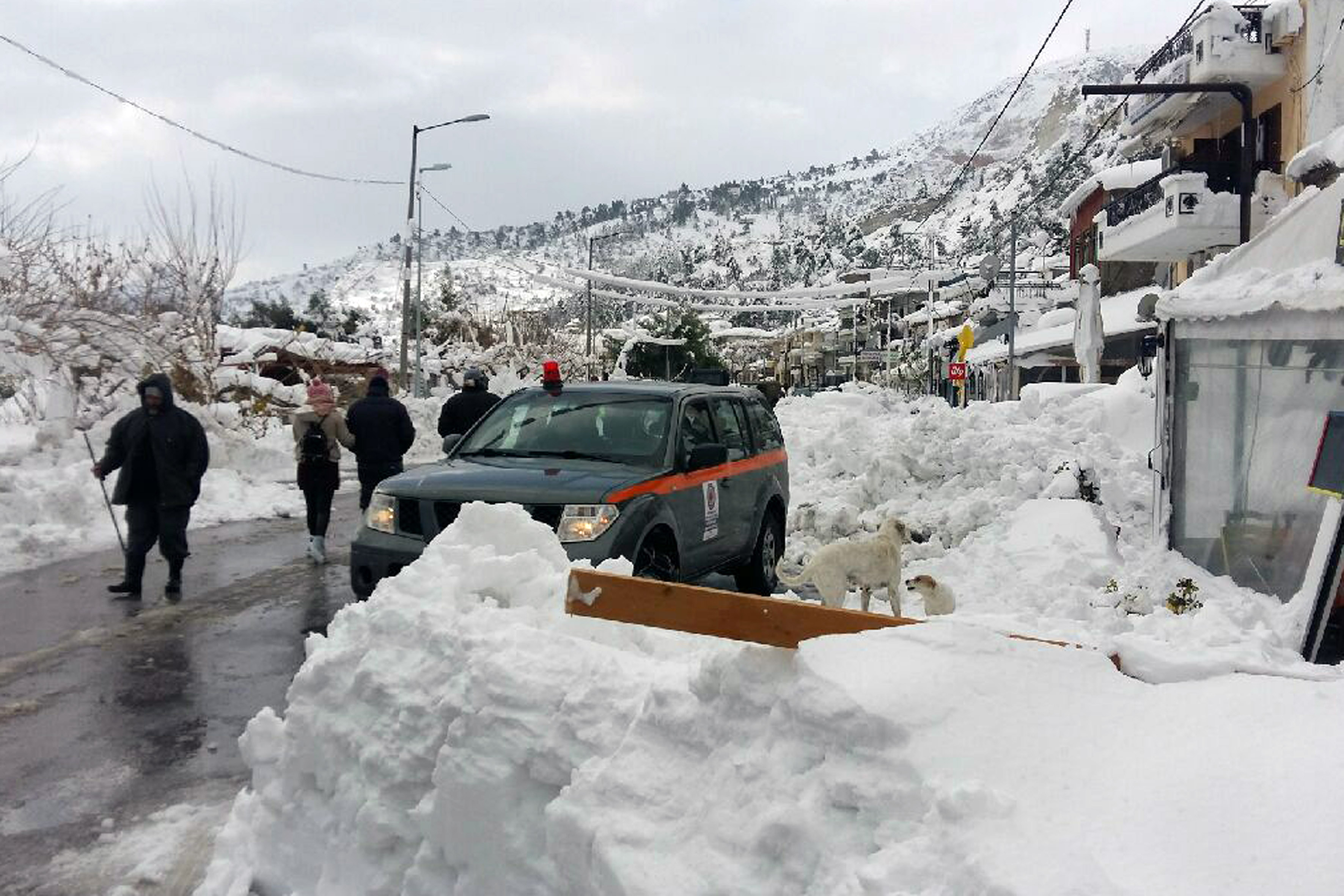 Προβλήματα από τα χιόνια και τον παγετό σε ολόκληρη τη χώρα