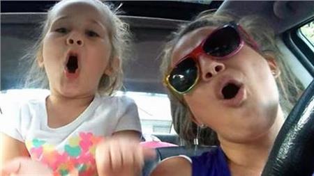 Βίντεο: Εκπληκτικό ντουέτο μαμάς και κόρης