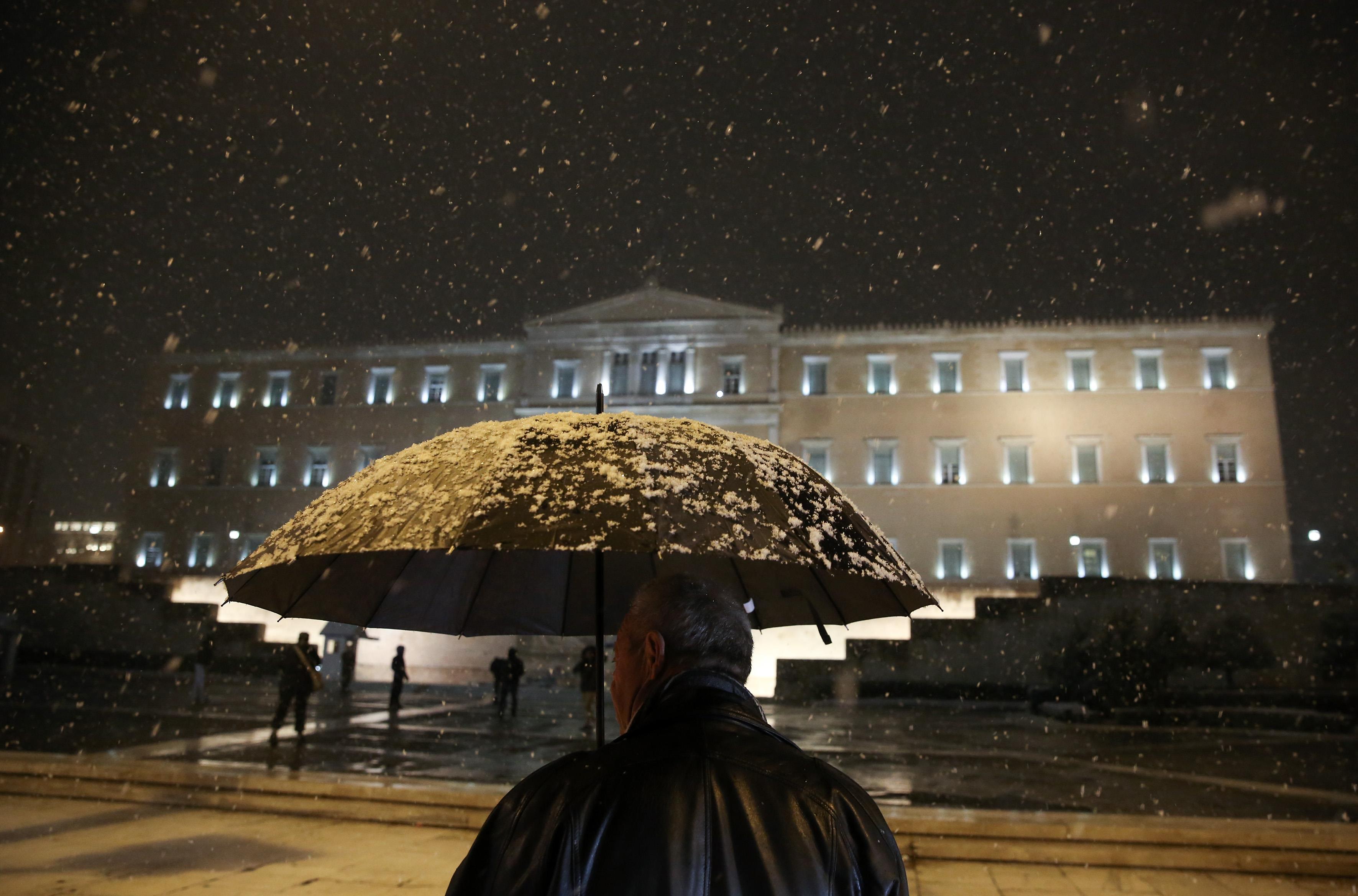 Στα λευκά η Αθήνα, χιονίζει ακόμη και στο κέντρο