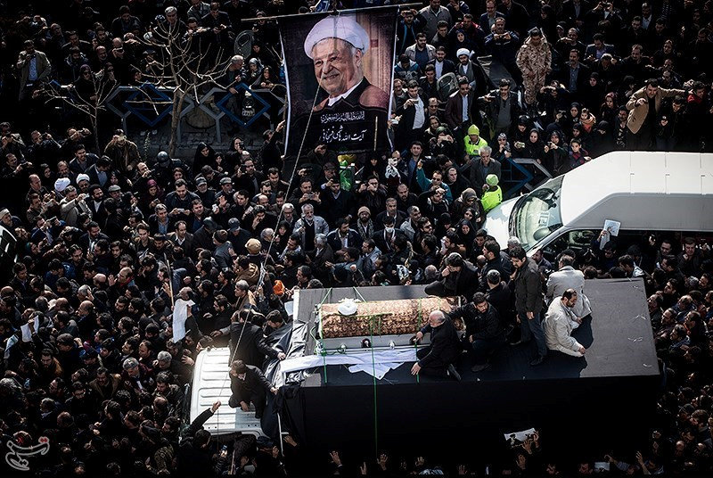 Δυόμισι εκατομμύρια Ιρανοί στην κηδεία του Ακμπάρ Χασεμί Ραφσαντζανί