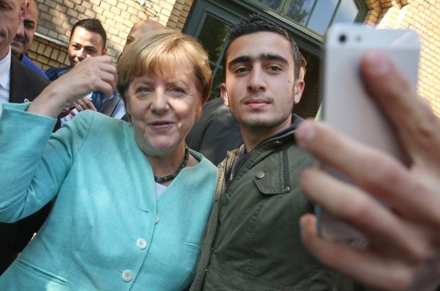Πρόσφυγας κάνει μήνυση στο Facebook για την selfie του με την Μέρκελ