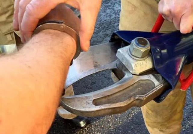 Πυροσβέστης κλήθηκε να βγάλει τις χειροπέδες από αστυνόμο