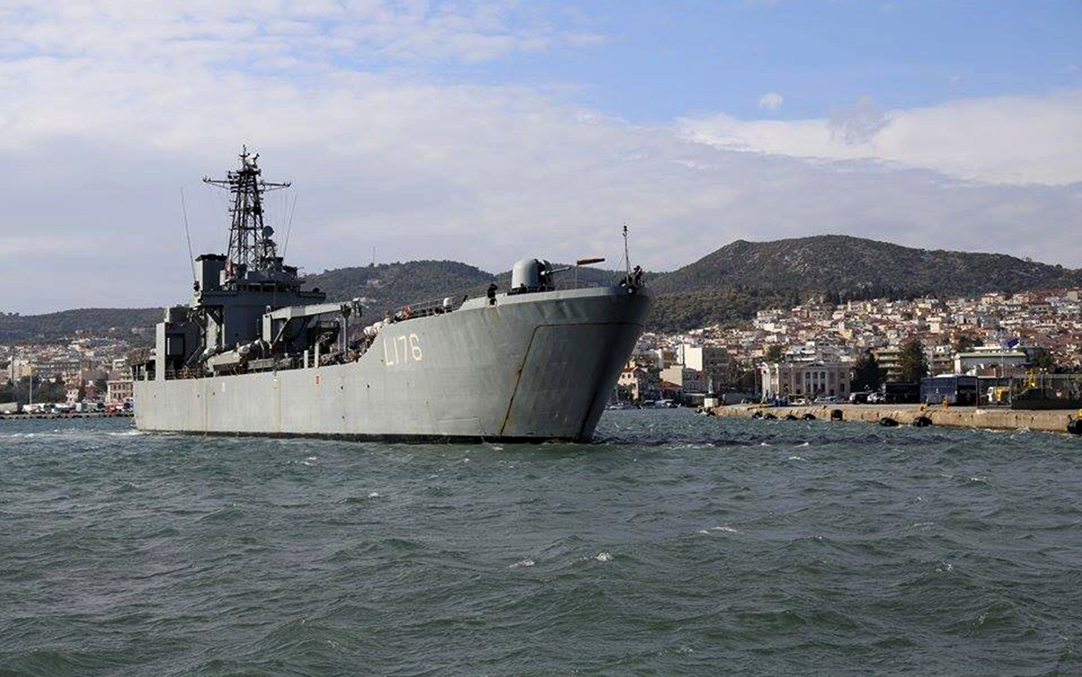 Σε αρματαγωγό πλοίο του ΠΝ 500 πρόσφυγες της Μόριας