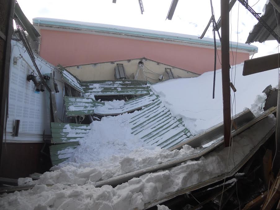 Κατέρρευσε από το χιόνι η στέγη του ιστορικού Αναγνωστηρίου Αγιάσου