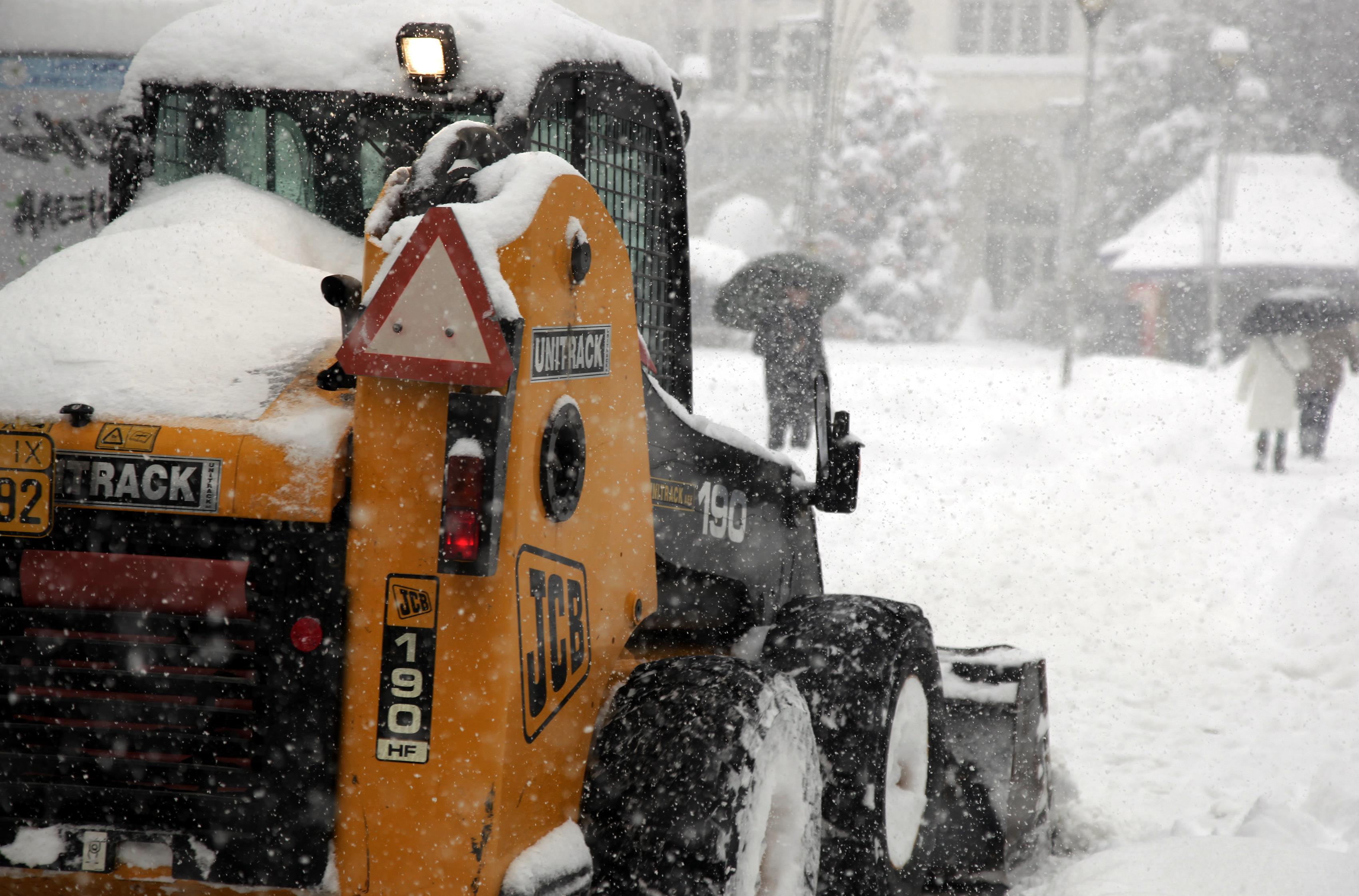 Εγκλωβισμένα ΙΧ και κλειστά σχολεία στη Β. Ελλάδα λόγω κακοκαιρίας