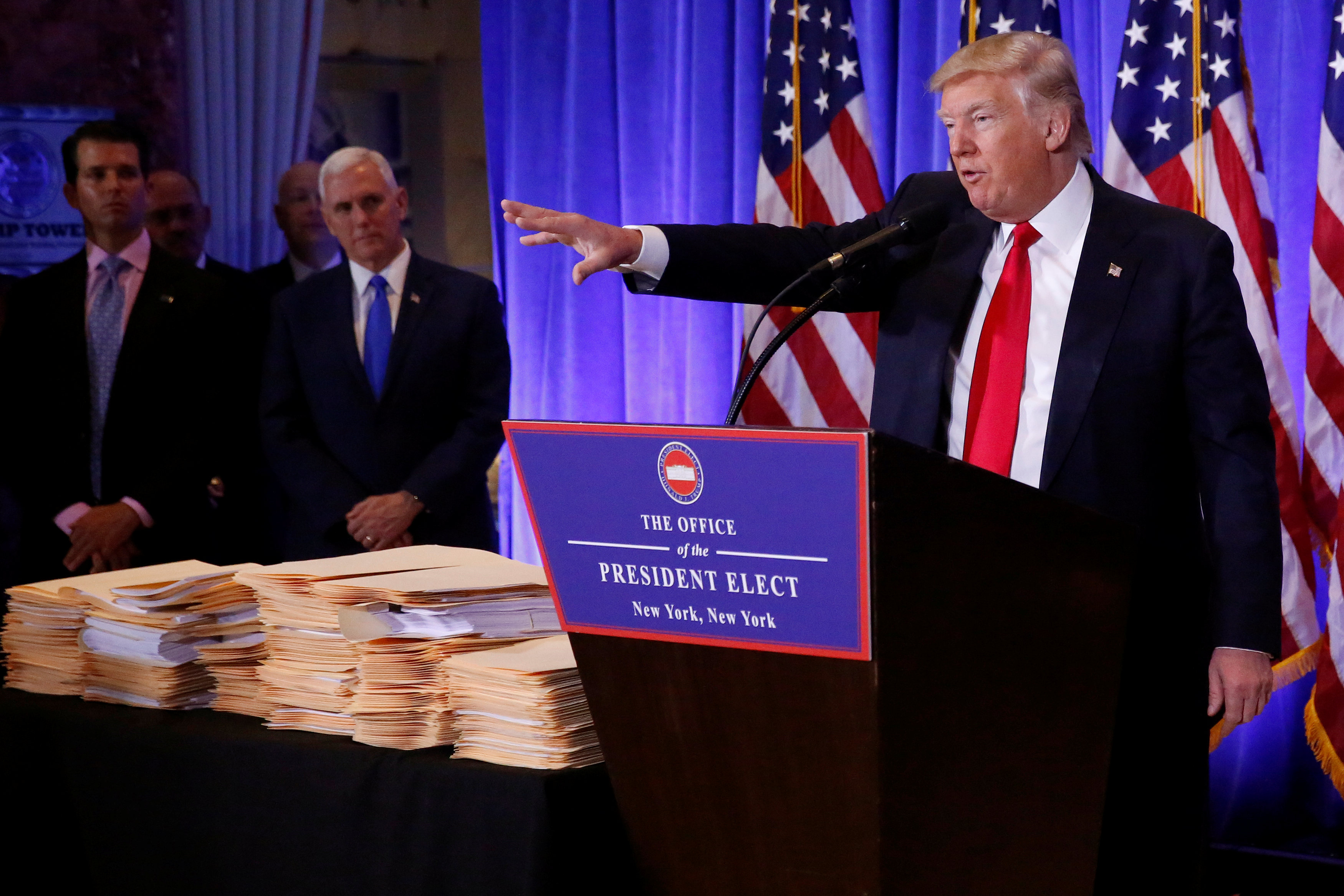 Ο Τραμπ κατηγορεί το CNN για «ψευδείς ειδήσεις» και δίνει το λόγο στο Breitbart…