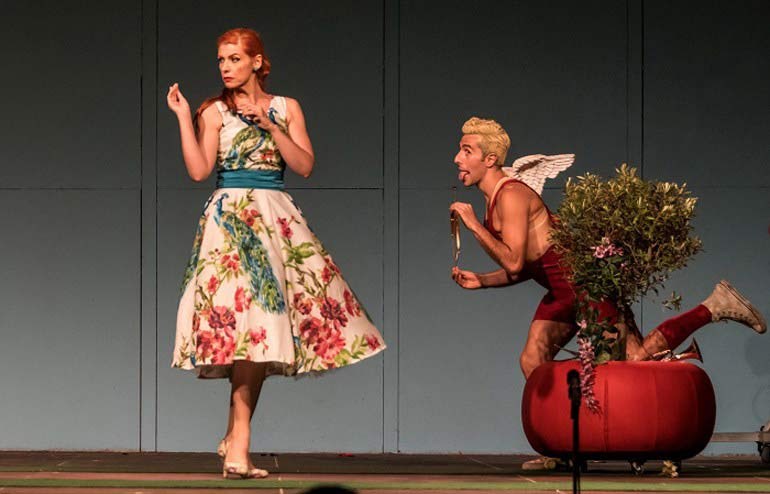 Προσκλήσεις για την κωμική οπερέτα «Ωραία Ελένη» στο Γυάλινο