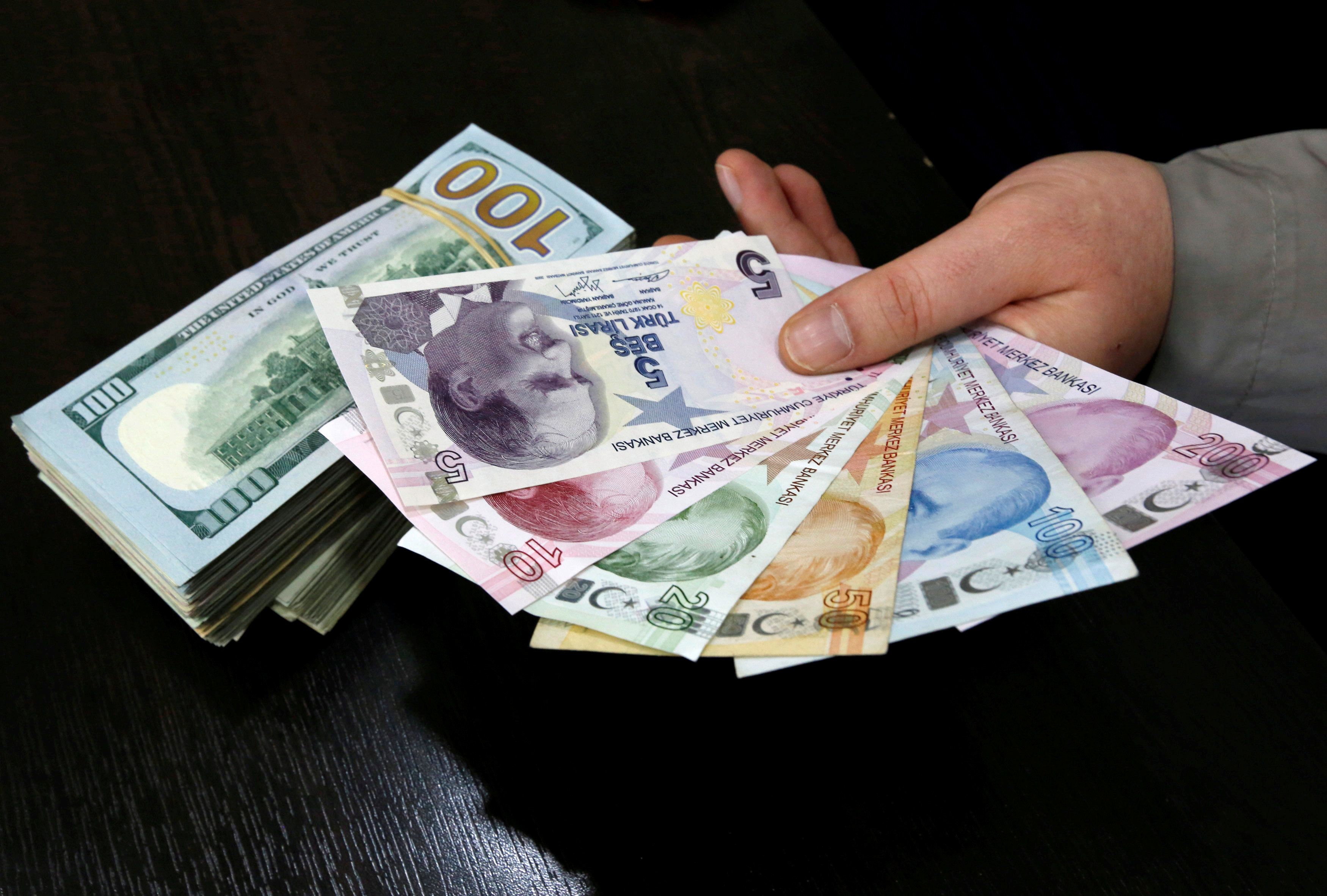 Διπλό χτύπημα για την τουρκική οικονομία από τους οίκους Fitch και S&P
