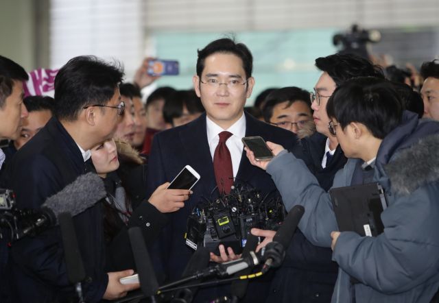 Αντιμέτωπος με σύλληψη για δωροδοκία ο πρόεδρος της Samsung