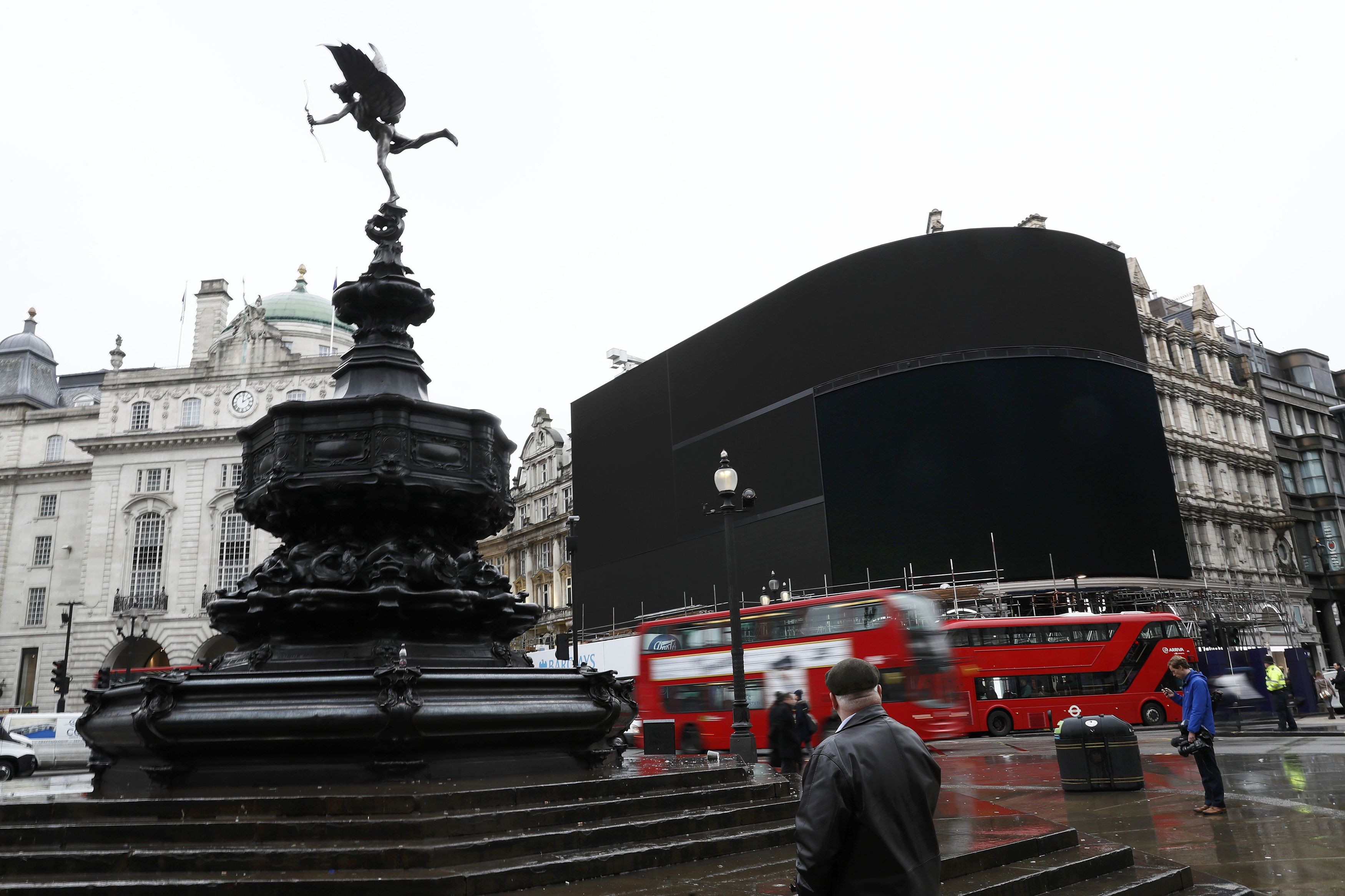 Έσβησαν οι εμβληματικές γιγαντοοθόνες του Piccadilly Circus