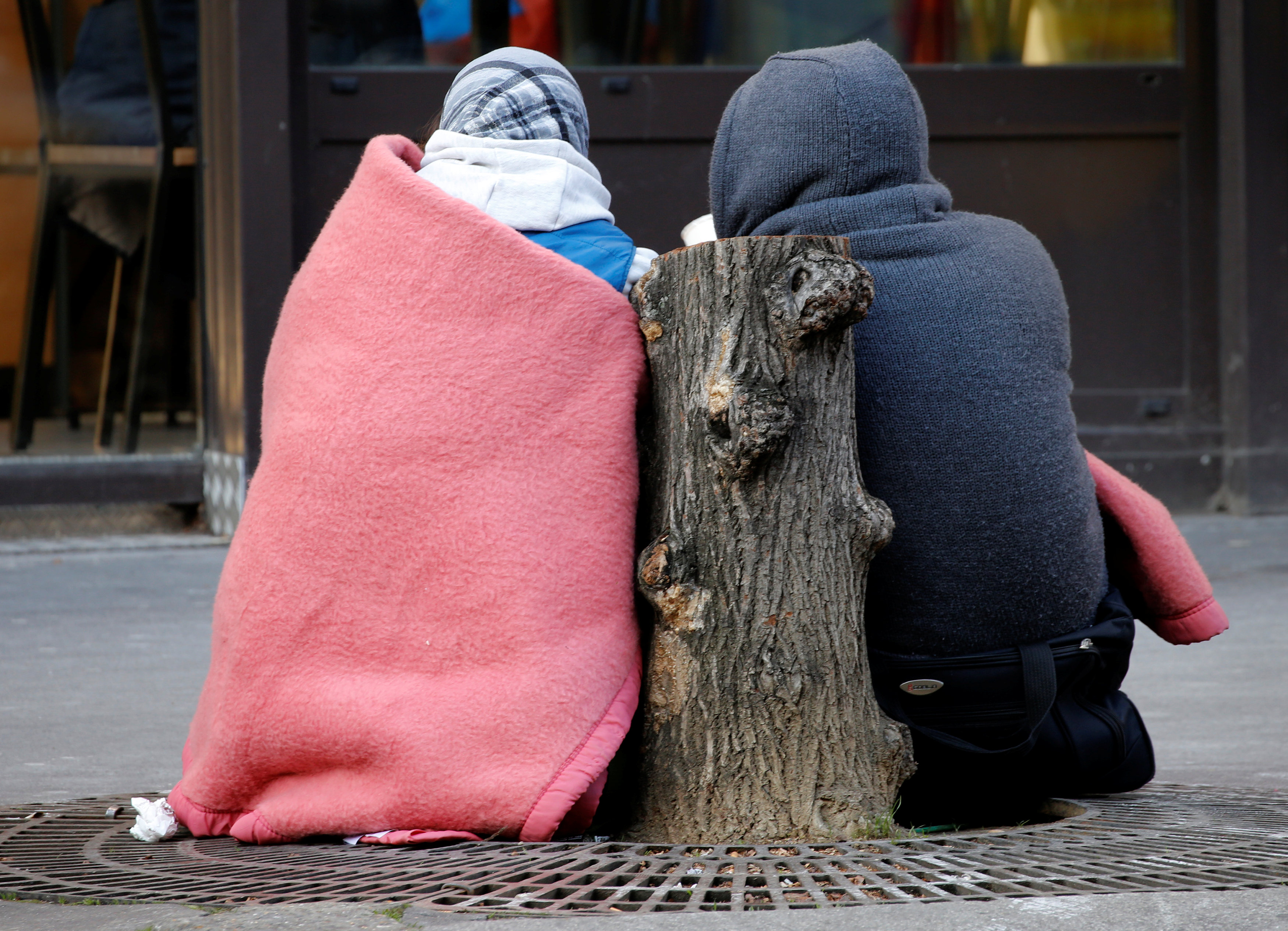 Οι «άθλιοι» του Παρισιού: Οι άστεγοι δίνουν μάχη επιβίωσης στο κρύο