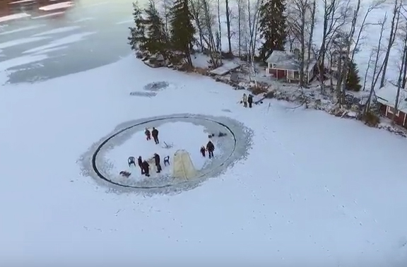 Οι Φινλανδοί περνούν όμορφα στο χιόνι και φτιάχνουν καρουσέλ