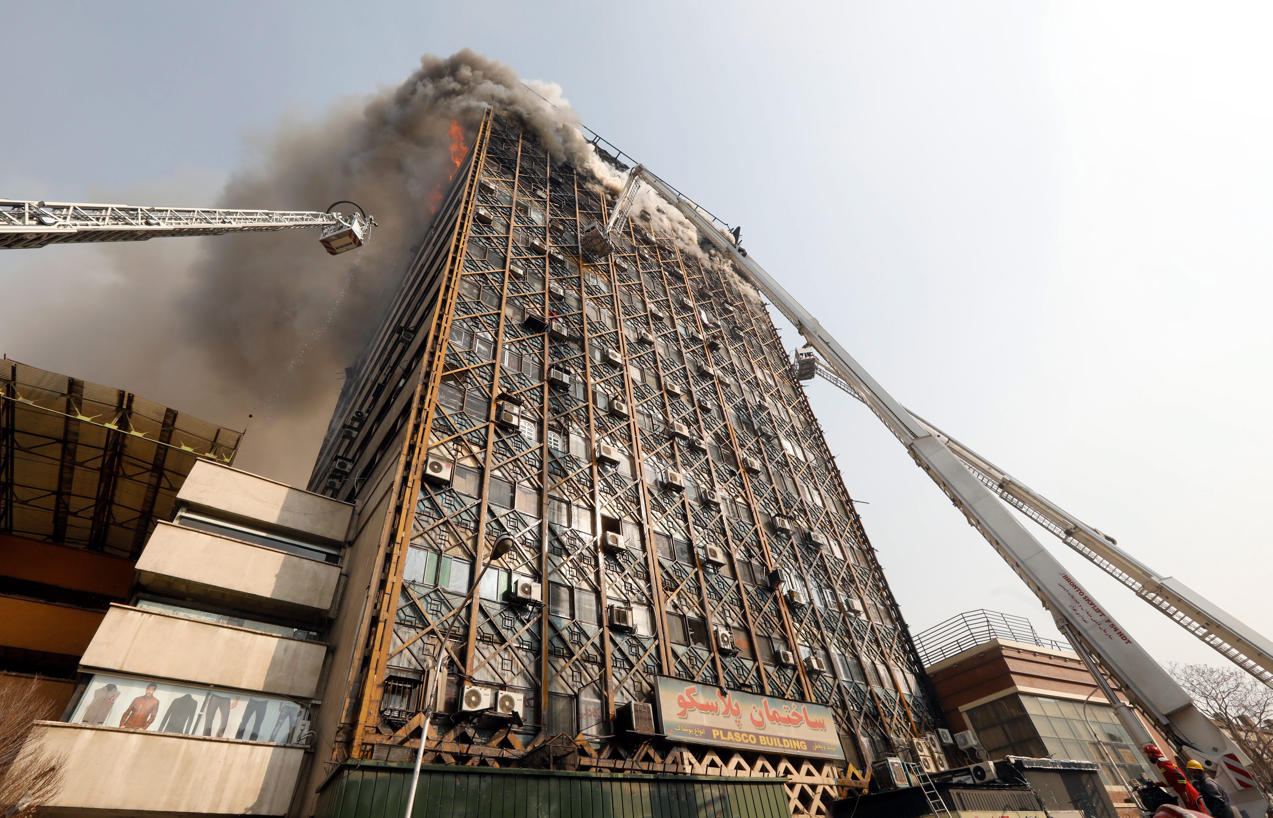 Τραγωδία από την κατάρρευση πολυώροφου κτίριου στην Τεχεράνη