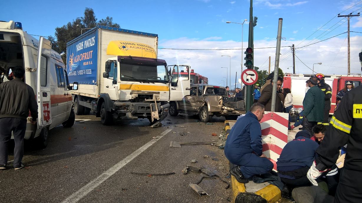 Τρεις νεκροί και δύο τραυματίες σε τροχαίο στην εθνική Πατρών-Πύργου