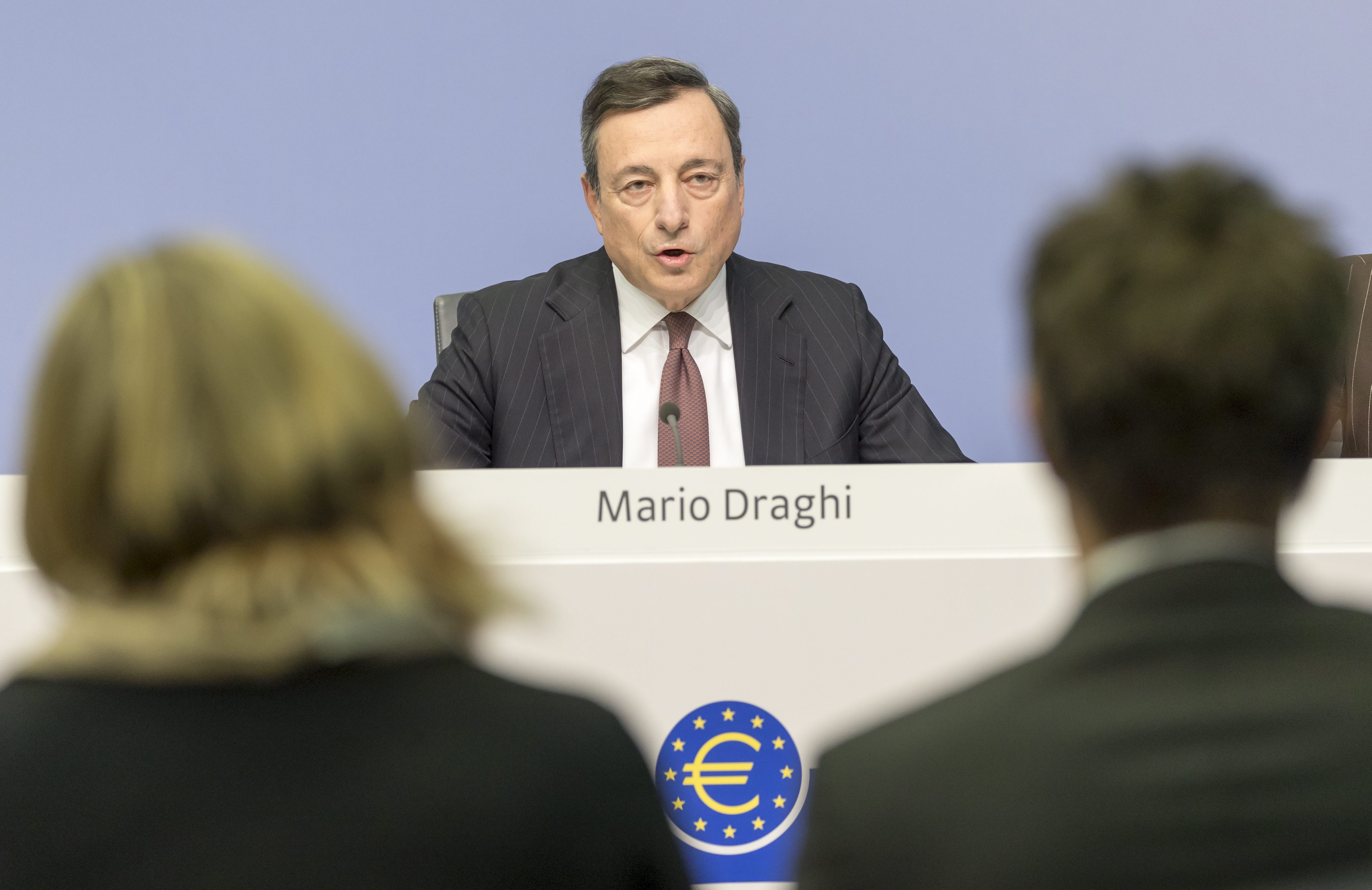 Ντράγκι: Η ΕΚΤ θεωρεί βιώσιμο το χρέος όλων των χωρών της ευρωζώνης