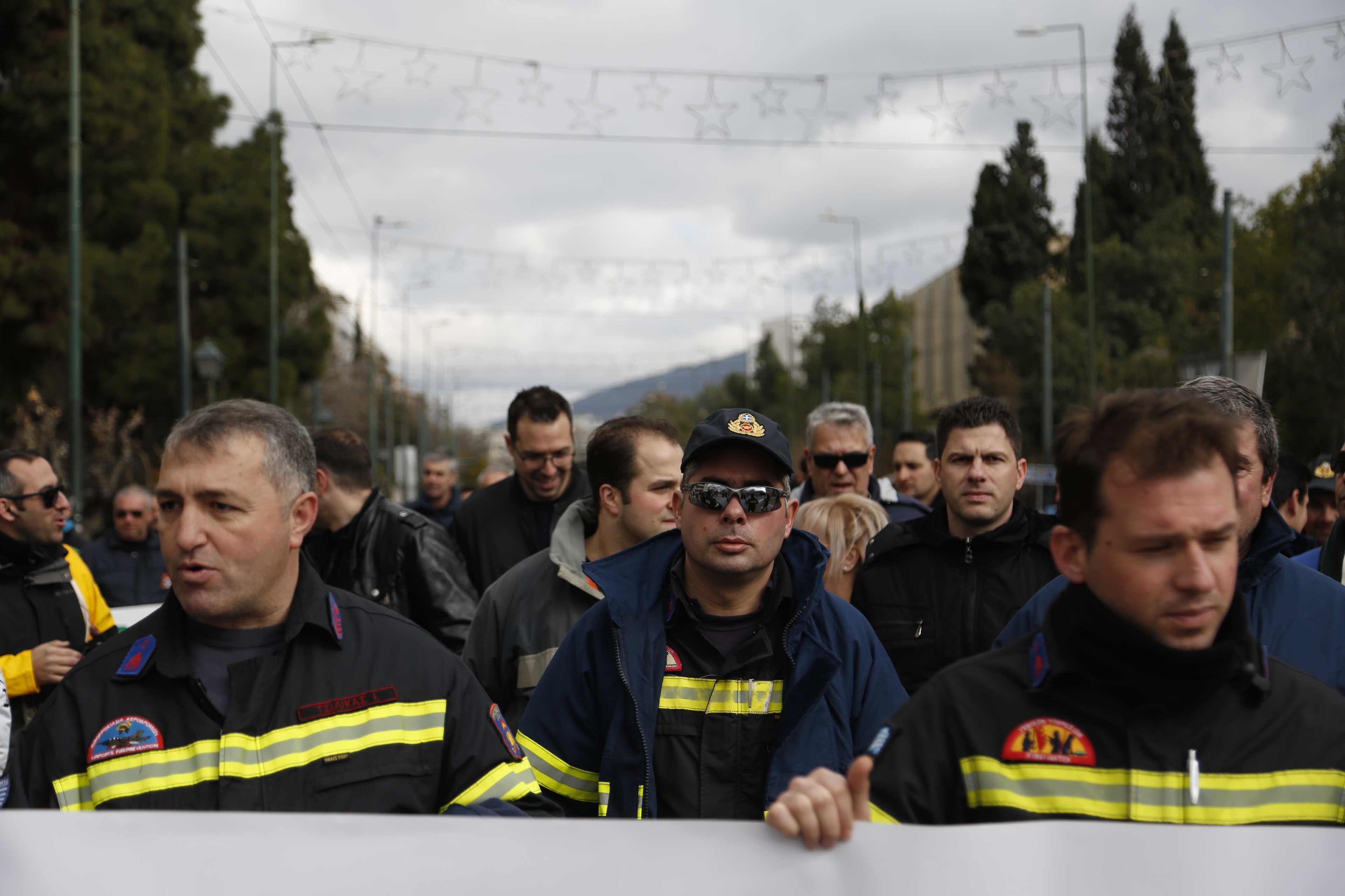 Έξω από τη Βουλή εκατοντάδες πυροσβέστες