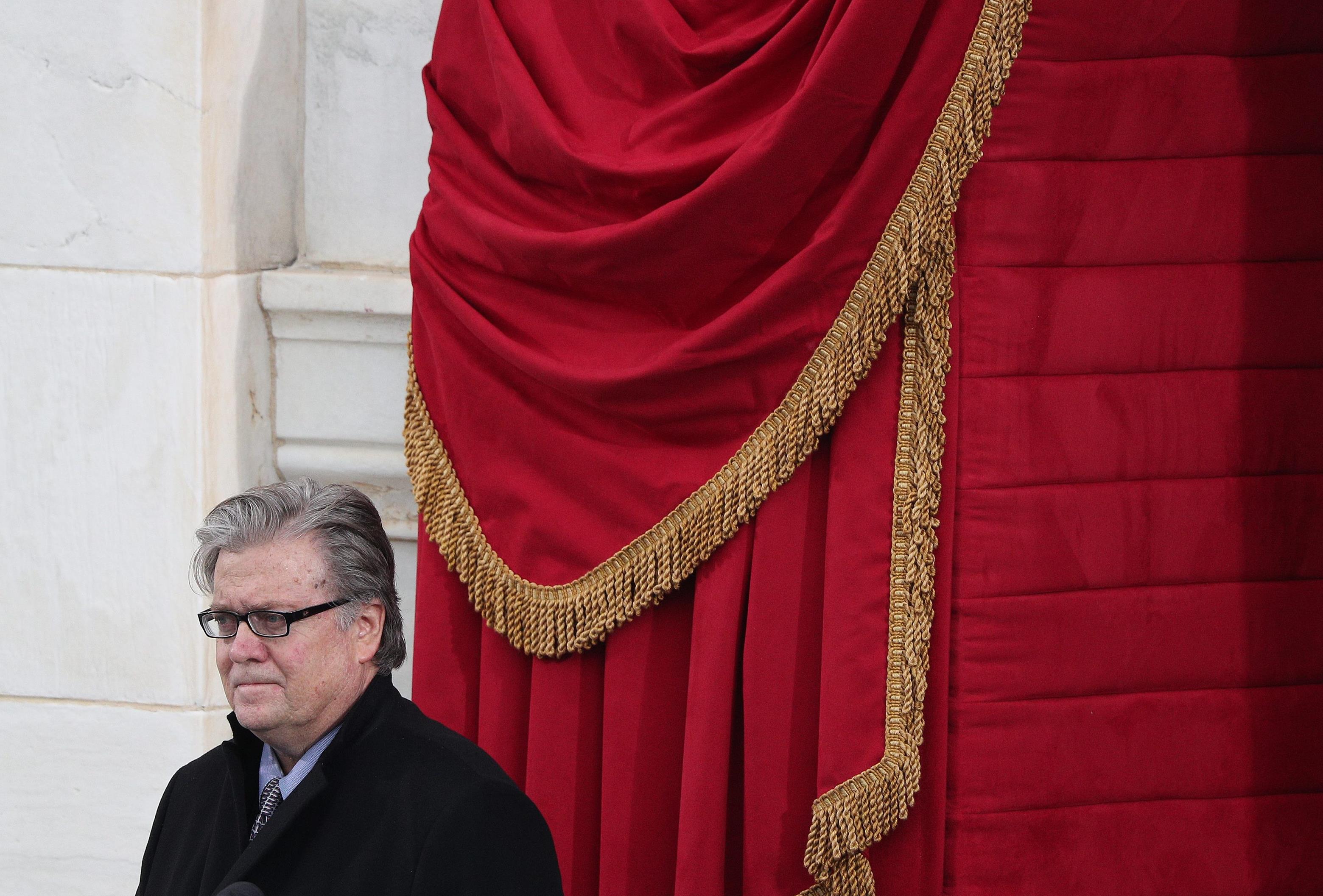 «Οι εφημερίδες να σκάσουν και να ακούσουν», λέει το δεξί χέρι του Τραμπ