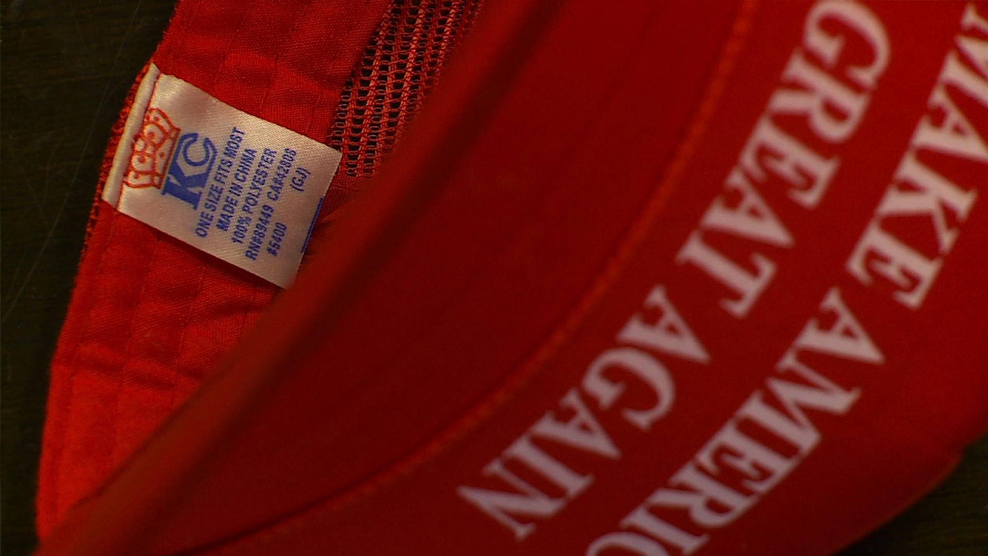 «Make America great again» σε καπελάκι «Μade in China»