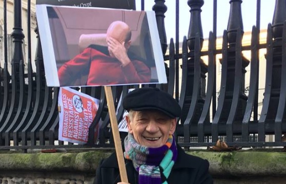 Τρολάροντας τα τρολ: Το πλακάτ του Iαν ΜακΚέλεν κατά του Τραμπ σκίζει