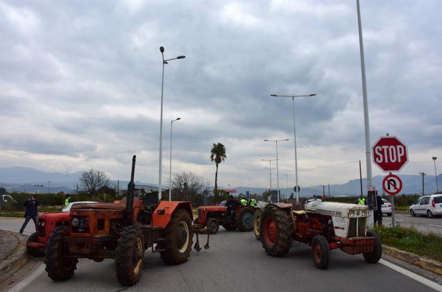 Δίωρα αγροτικά μπλόκα στην Πατρών – Κορίνθου έως την Πέμπτη