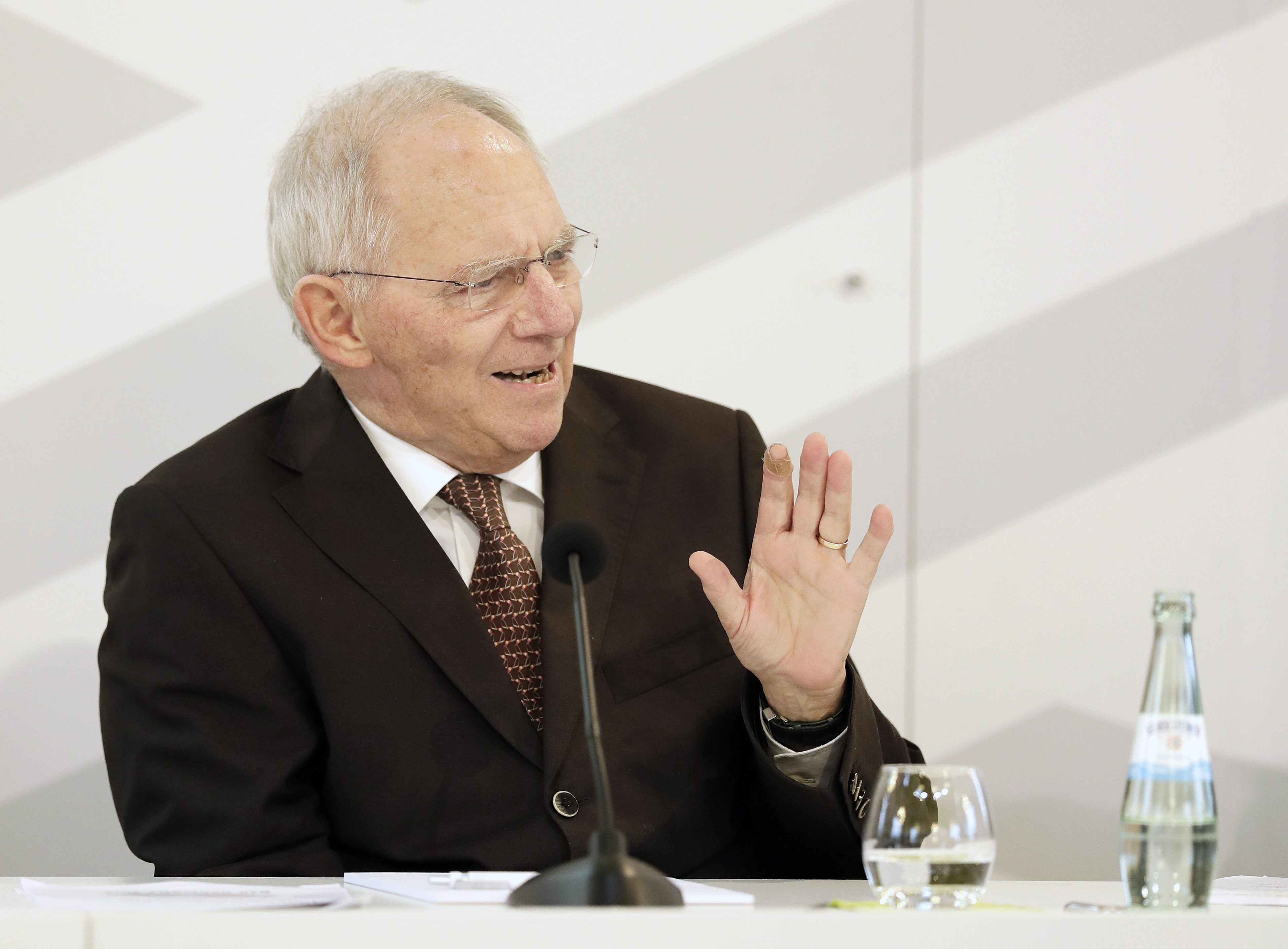 Σόιμπλε: Προαπαιτούμενο για τη συνέχιση του προγράμματος η παραμονή του ΔΝΤ