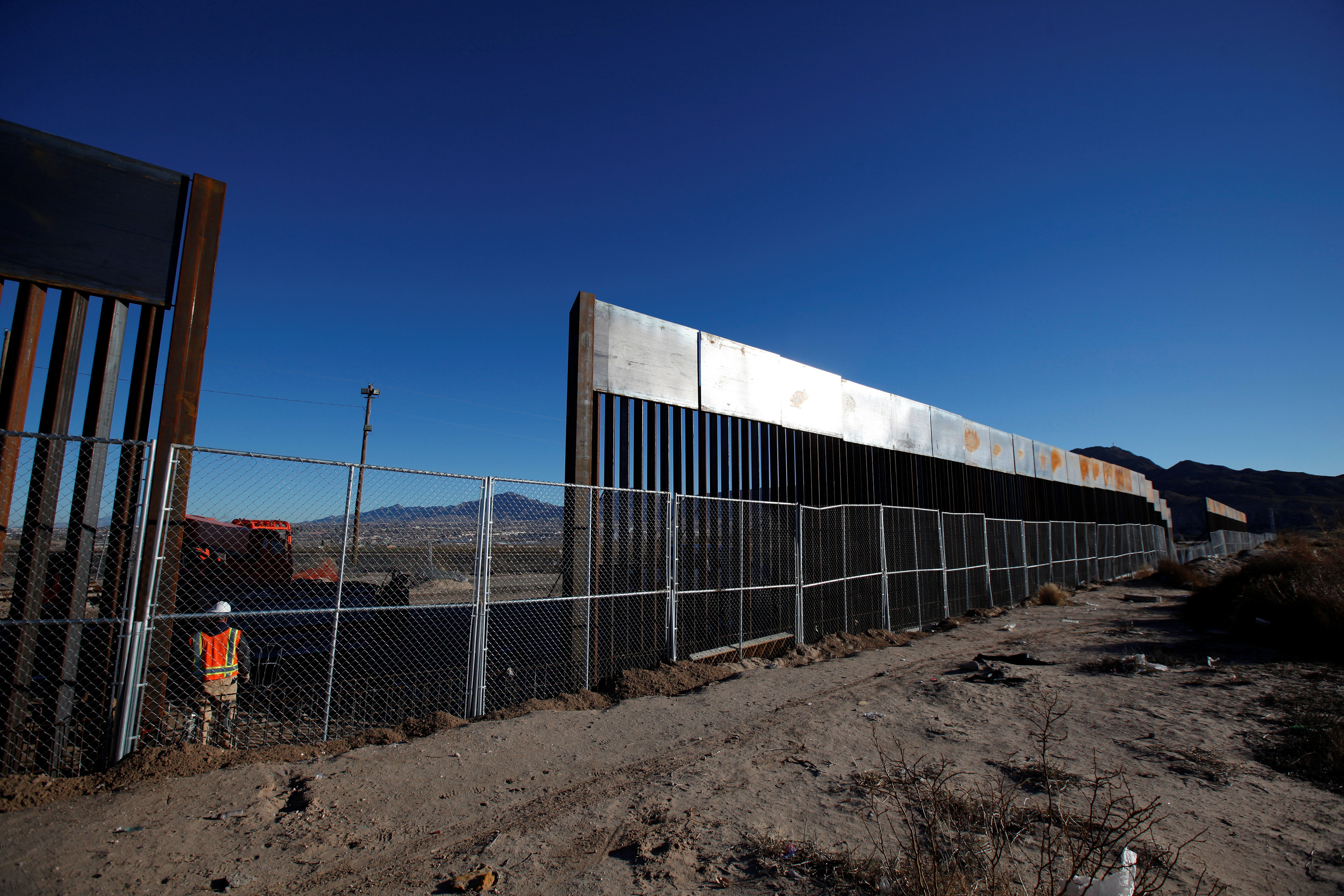 Κλιμακώνεται η κόντρα για το τείχος, «μέσω δασμών θα πληρώσει το Μεξικό»