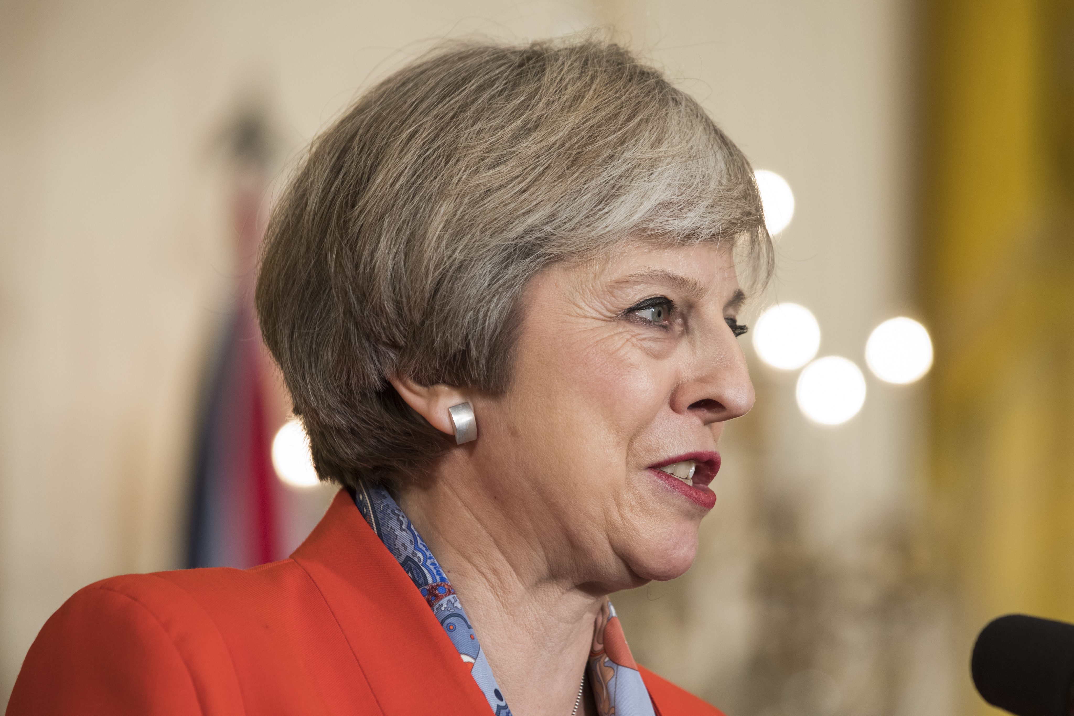 Η Τερέζα Μέι αναγκάστηκε τελικά να καταδικάσει το διάταγμα Τραμπ