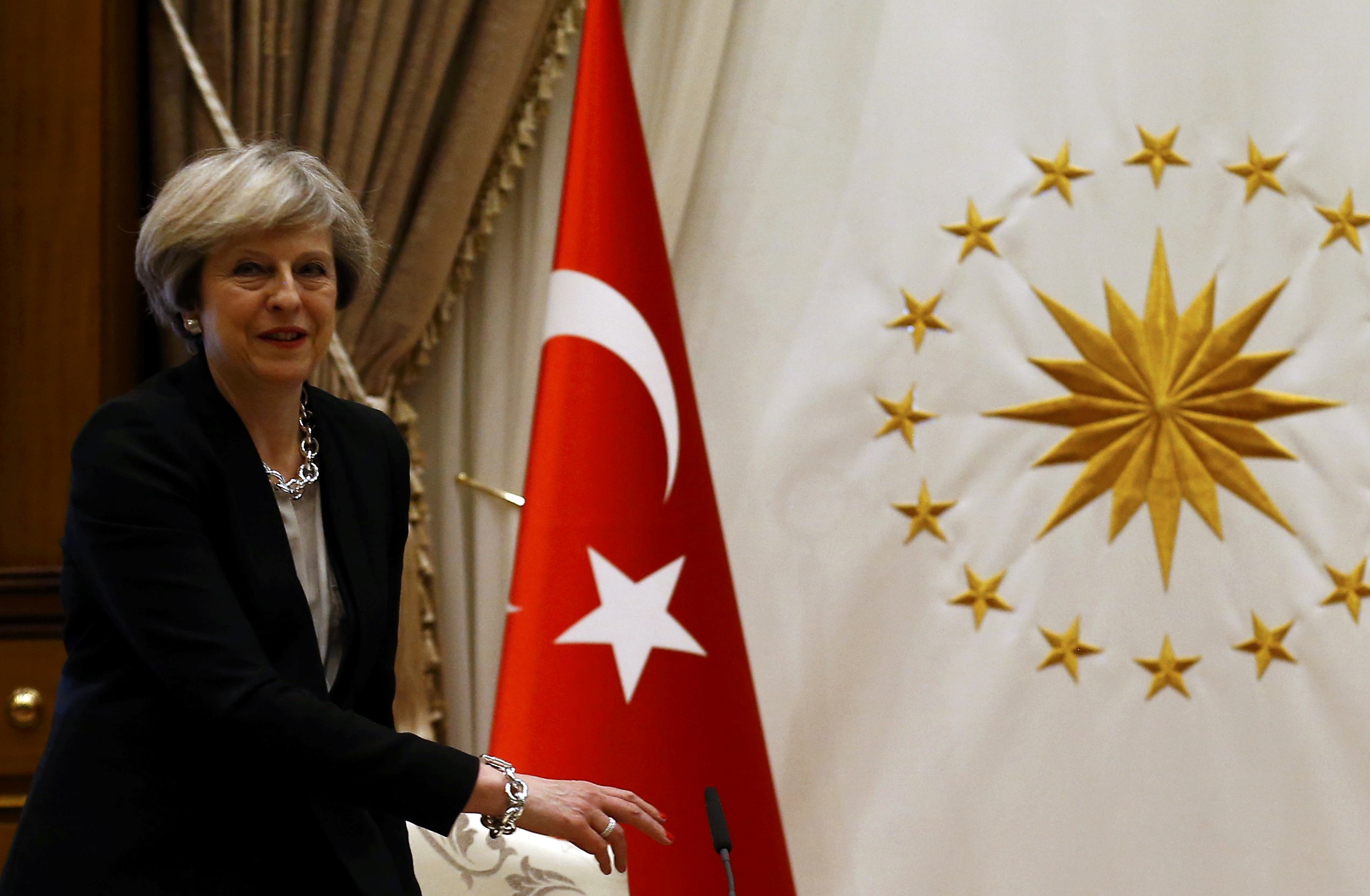 Κυπριακό και εμπορικές σχέσεις στην ατζέντα των επαφών Μέι στην Άγκυρα