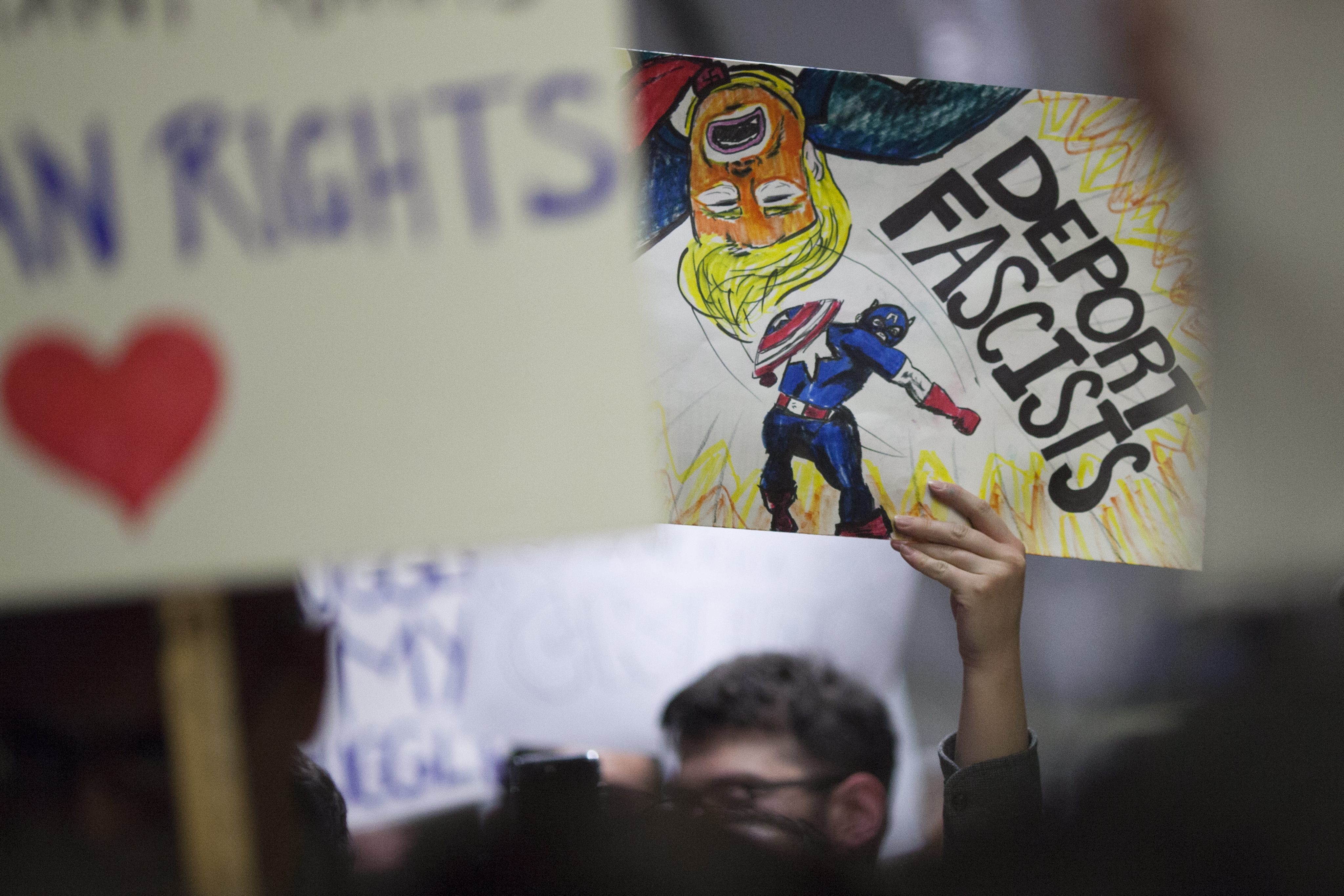 «Σεισμός» για το διάταγμα-όνειδος Τραμπ, επιμένει μετά το δικαστικό μπλόκο