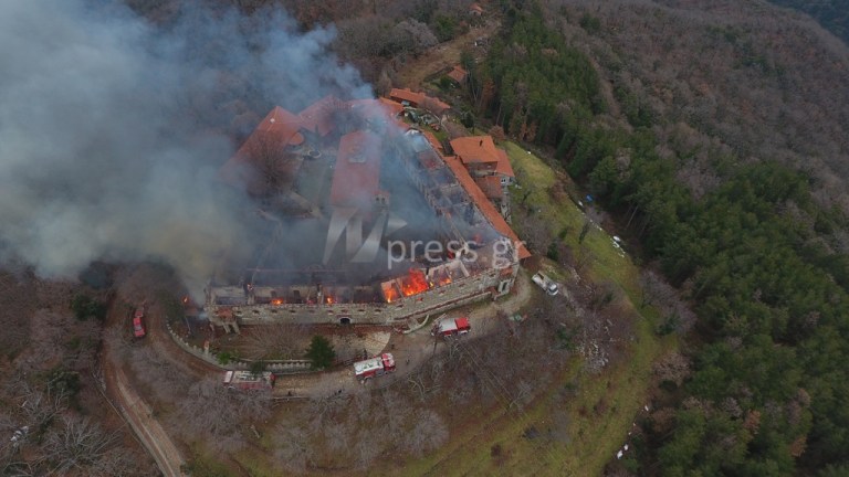 Σε ύφεση η πυρκαγιά σε ιστορικό μοναστήρι στη Ναύπακτο