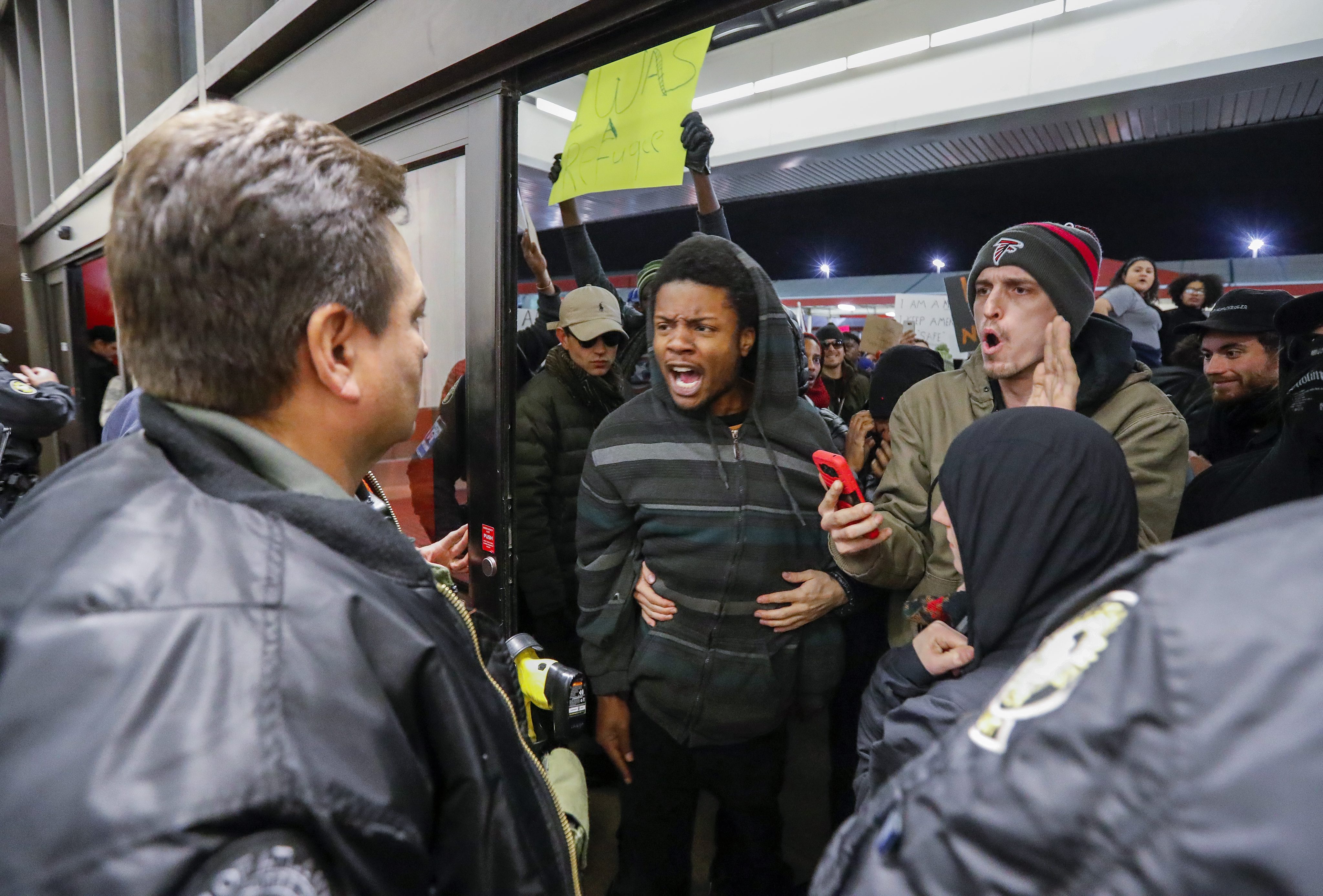 Συνεχίζονται οι αγωγές εναντίον του διατάγματος του Τραμπ