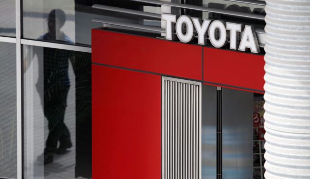 Τραμπ απειλεί Toyota με αντίποινα εάν κατασκευάσει εργοστάσιο στο Μεξικό