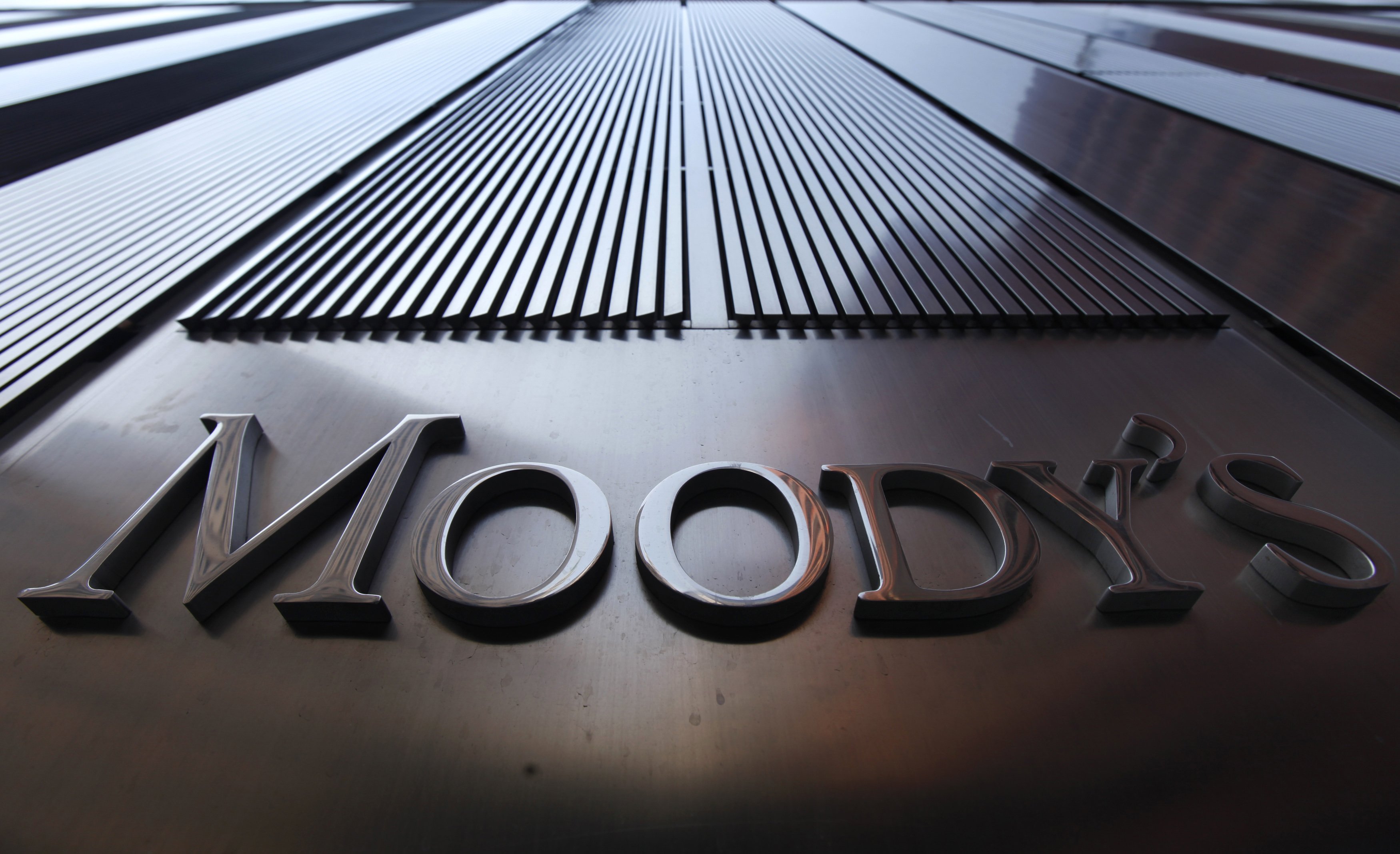 Moody's: Η καθυστέρηση στην αξιολόγηση εκθέτει σε κίνδυνο τις τράπεζες