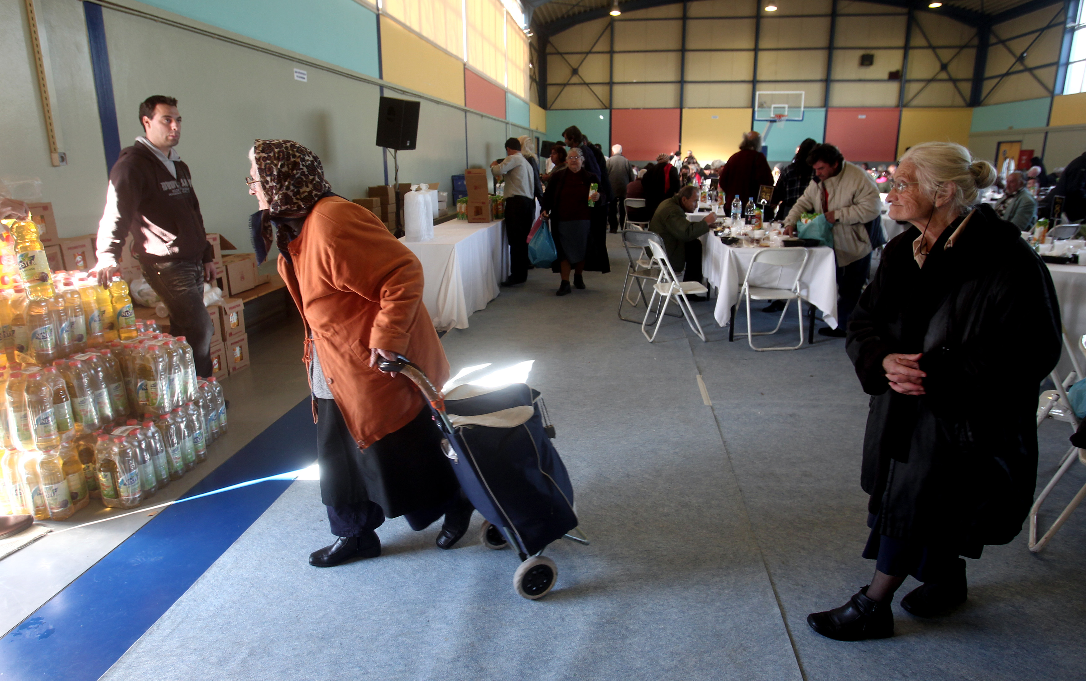 Reuters: Επτά χρόνια διάσωσης και οι Έλληνες βουλιάζουν πιο βαθιά στη φτώχεια