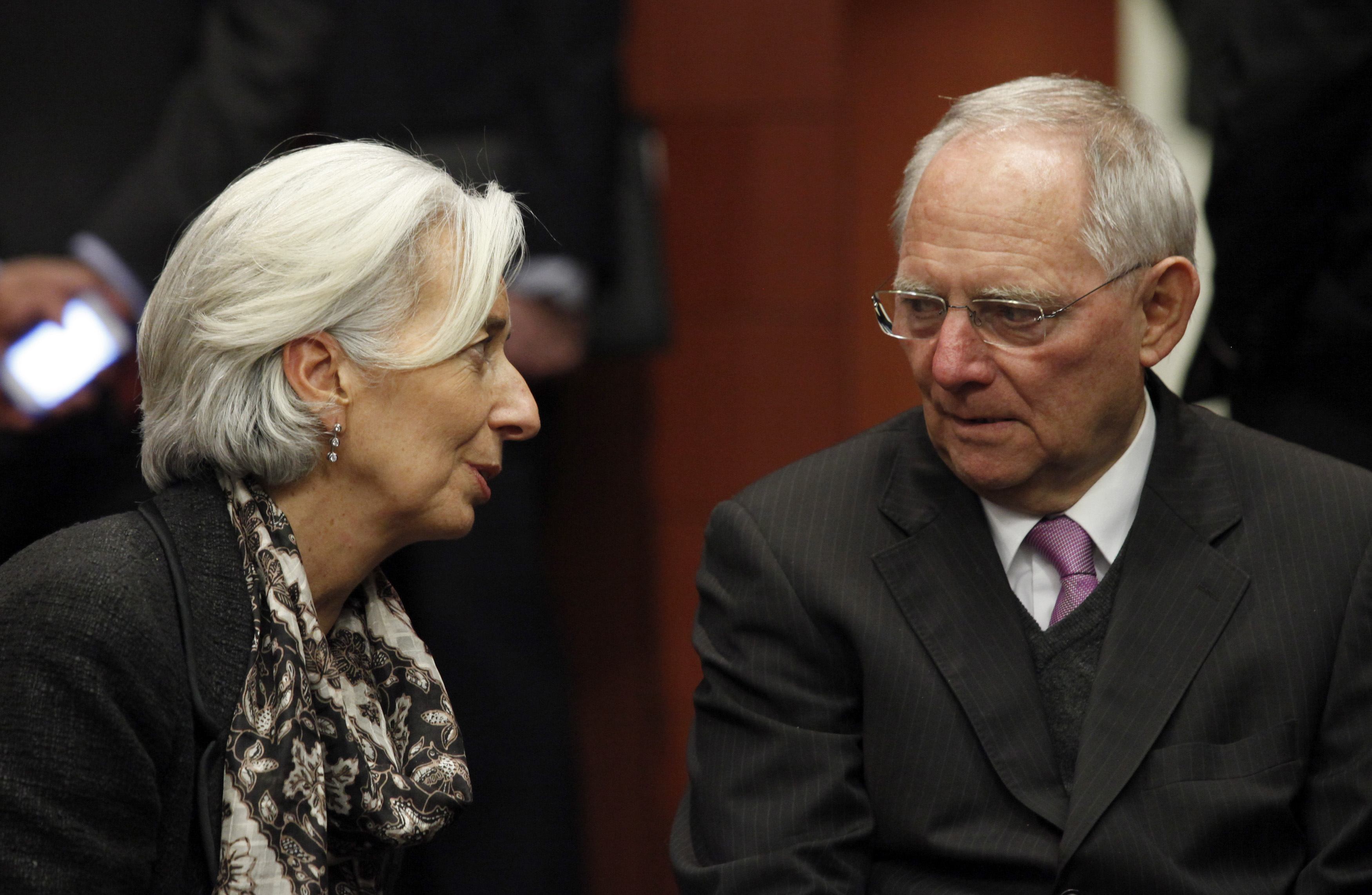 Γερμανικός Τύπος: Απειλή ήττας για τον Σόιμπλε στην κόντρα για το ρόλο του ΔΝΤ