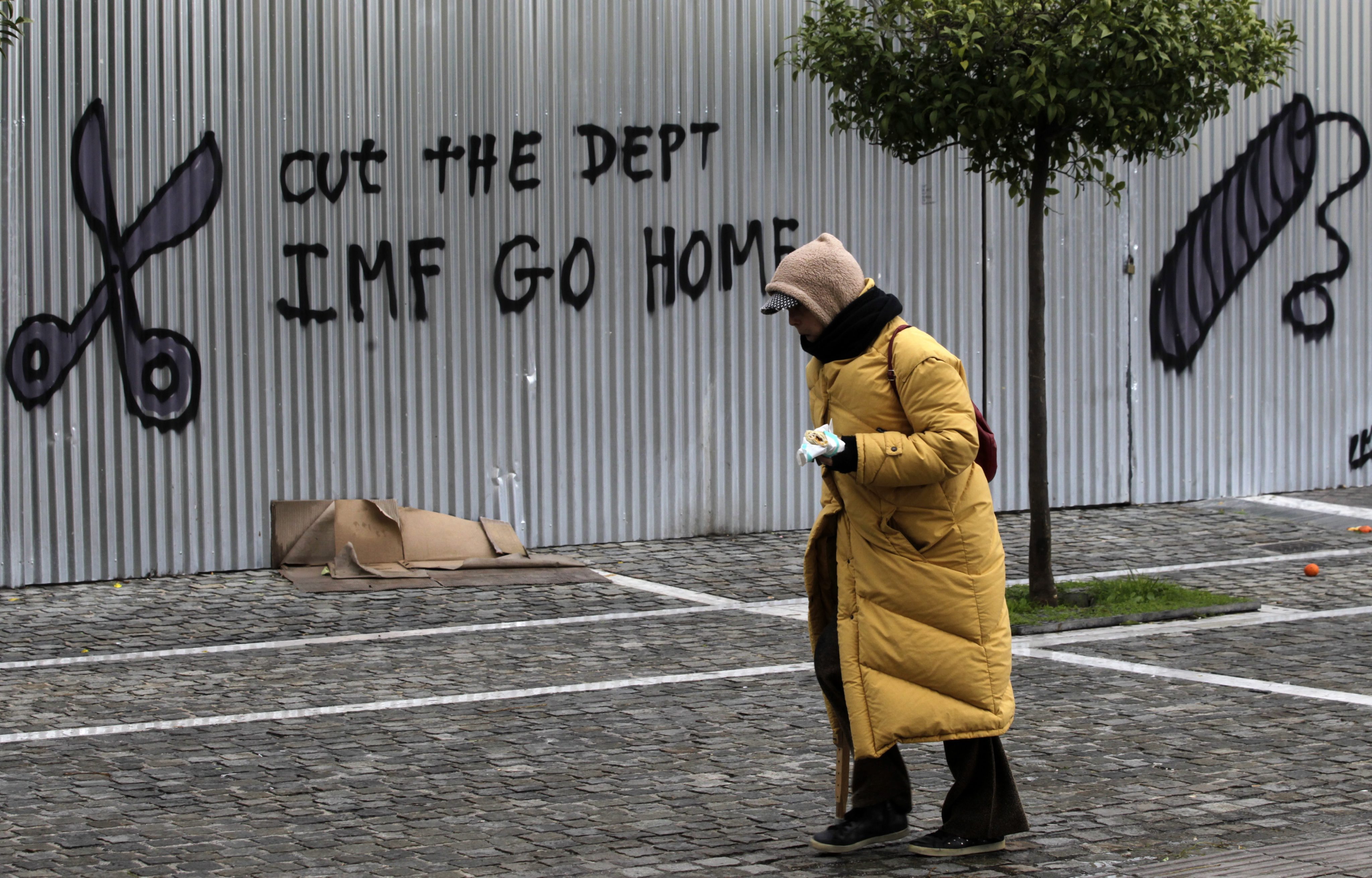 Bloomberg: Το ΔΝΤ να διαγράψει τα χρέη της Ελλάδας και να αποχωρήσει