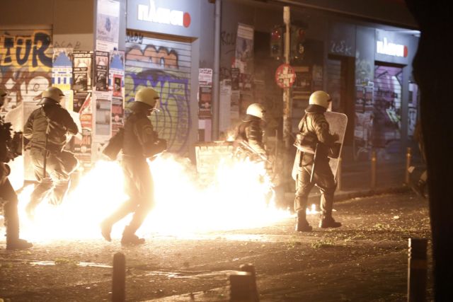 Βόμβες μολότοφ κατά διμοιρίας ΜΑΤ έξω από το Πολυτεχνείο