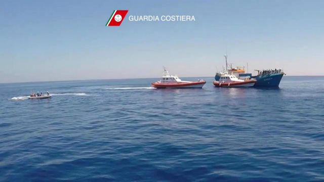 Πλοίο με εκατοντάδες μετανάστες στο λιμάνι της Λαμπεντούζα