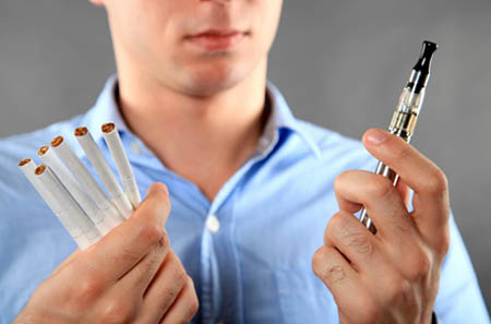 Το ηλεκτρονικό τσιγάρο περιέχει λιγότερες τοξικές ουσίες από το συμβατικό