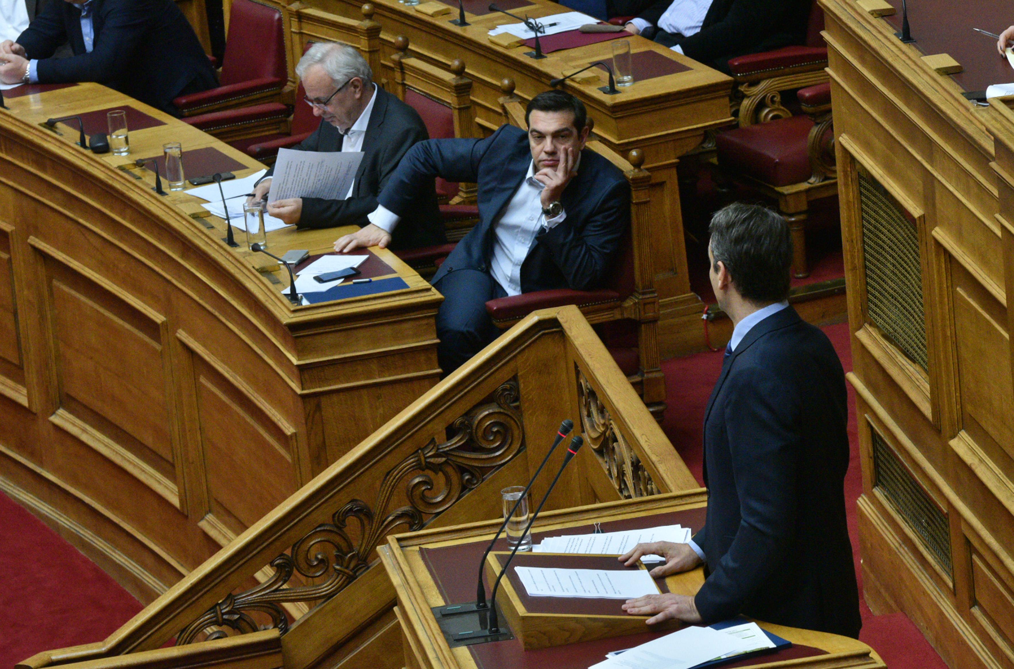 Διαξιφισμοί Τσίπρα – Μητσοτάκη για διαπραγμάτευση, εγκληματικότητα