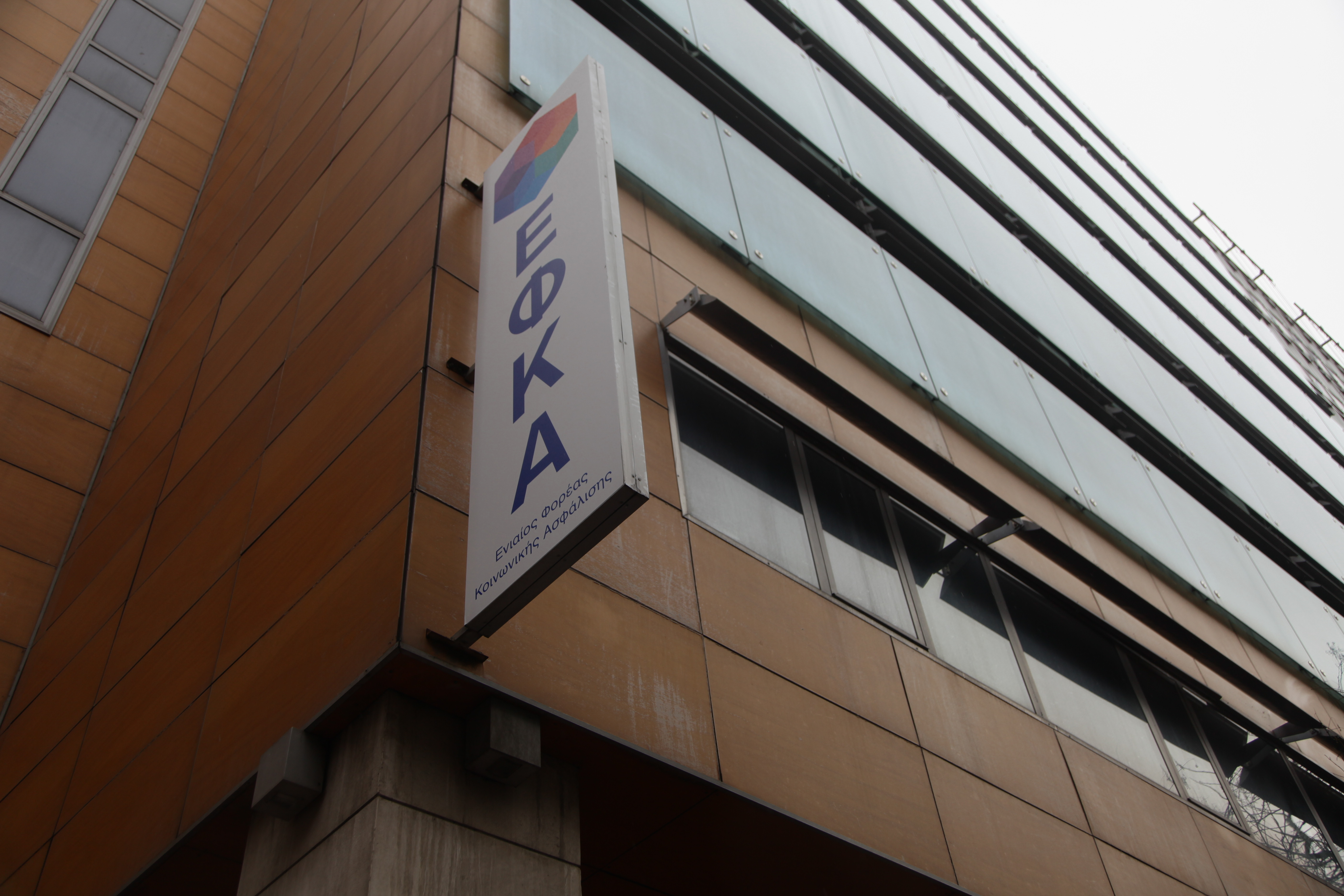 Κλείνουν μαζικά τα «μπλοκάκια» για να γλιτώσουν το χαράτσι