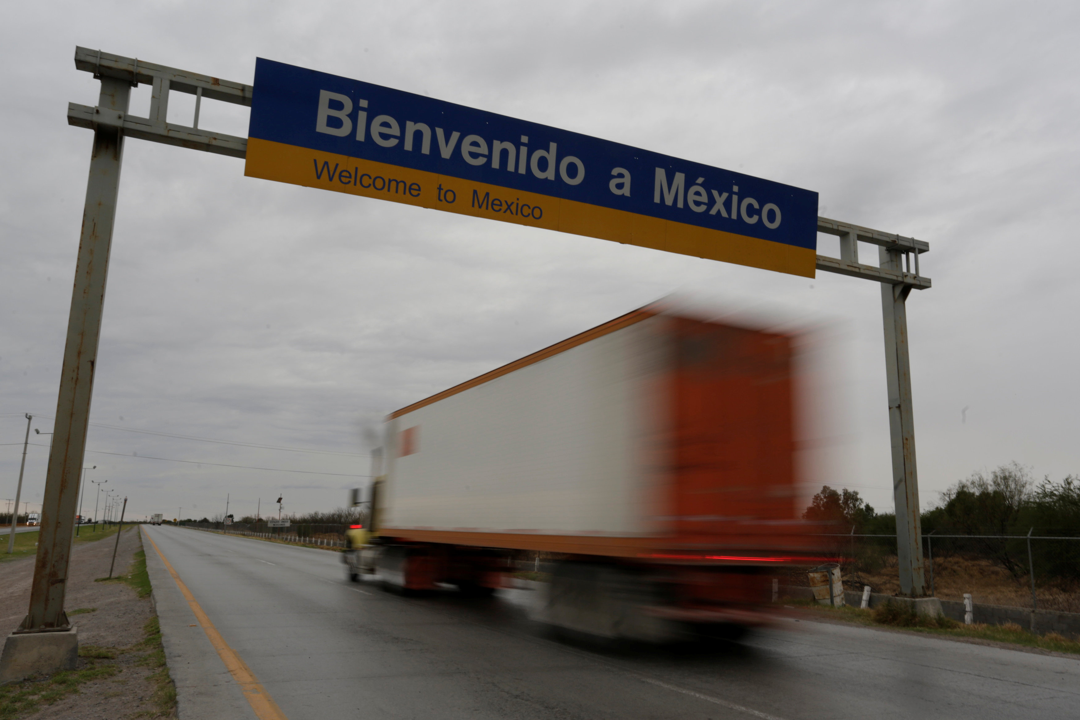 Ως «εχθρικές» απορρίπτει το Μεξικό τις νέες οδηγίες Τραμπ για τη μετανάστευση