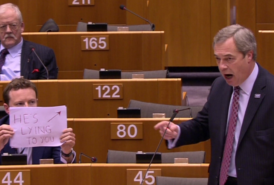 Ένα χαρτί, ένα βελάκι προς τον Φάρατζ και «το μέσο είναι το μήνυμα»